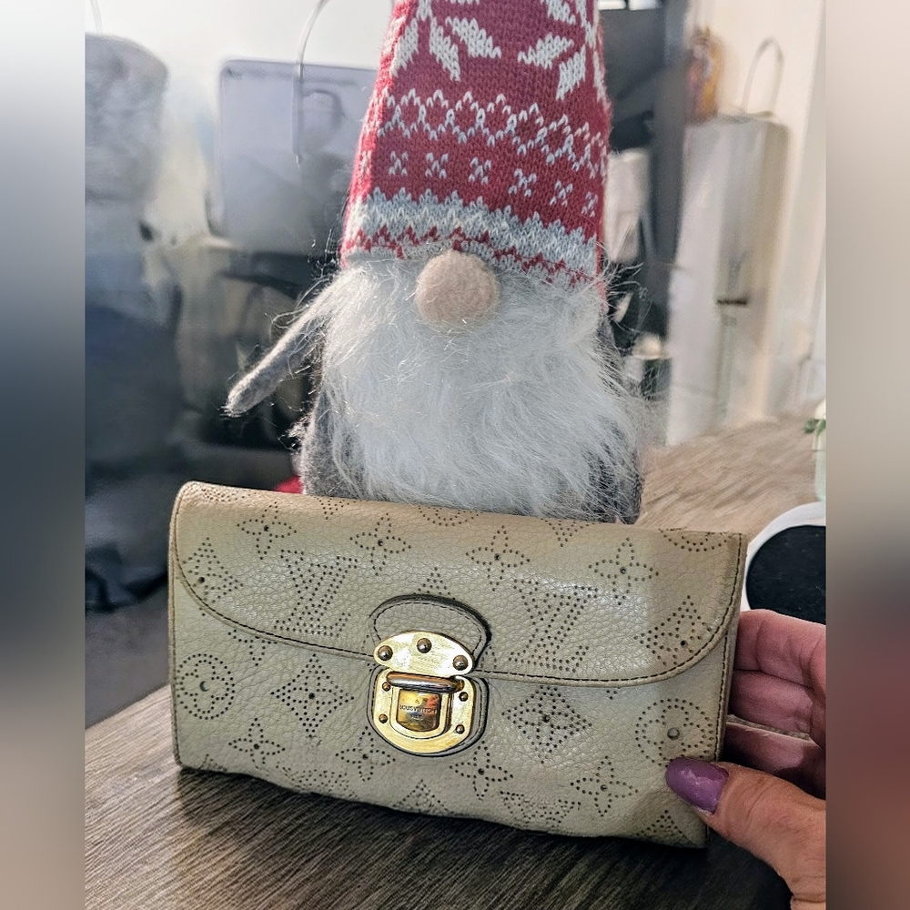 Louis Vuitton Mahina Ivory Amelia Ran. 2012 Vintage